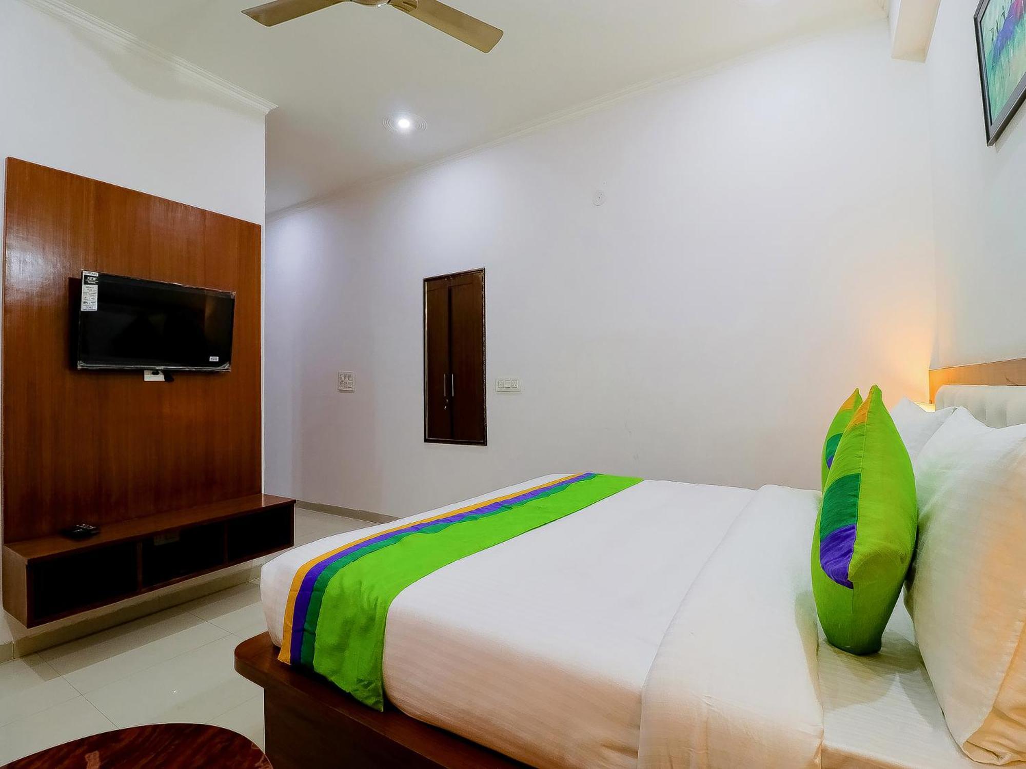 Treebo Rejoice 52 - 3Km From Huda City Metro Station Badshahpur 外观 照片